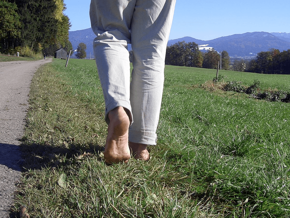 caminar descalzo es bueno para la fuerza