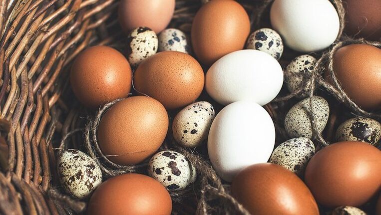 Los huevos de codorniz y gallina deben agregarse a la dieta de un hombre para mantener su potencia. 