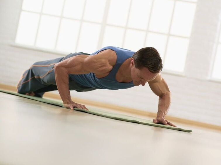 Un hombre hace ejercicios físicos para prevenir la disfunción eréctil. 