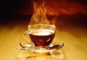 Bebida aromatizada a base de té, miel y vodka para potenciar el poder masculino